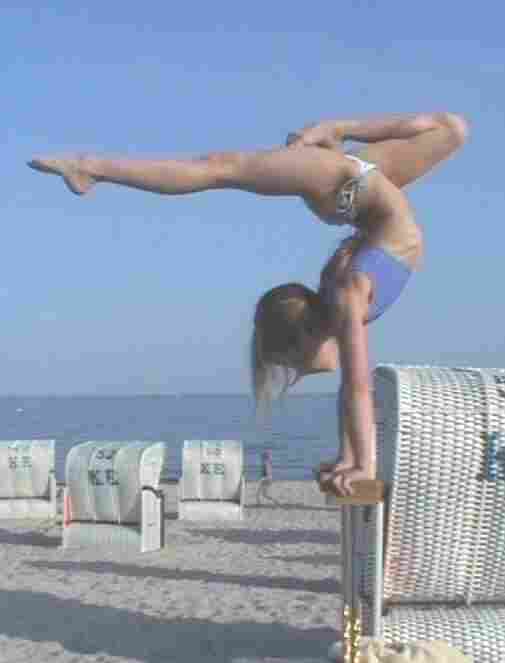 Janin im Handstand am 8. Juli 2002