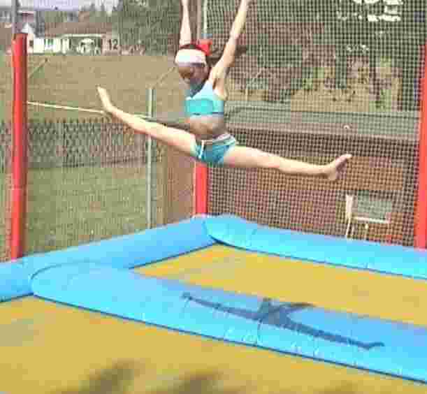 Sabrina auf dem Trampolin am 8. Juli 2002
