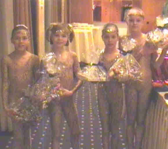 Lisa, Jana, Sabrina und Sofia nach dem Auftritt